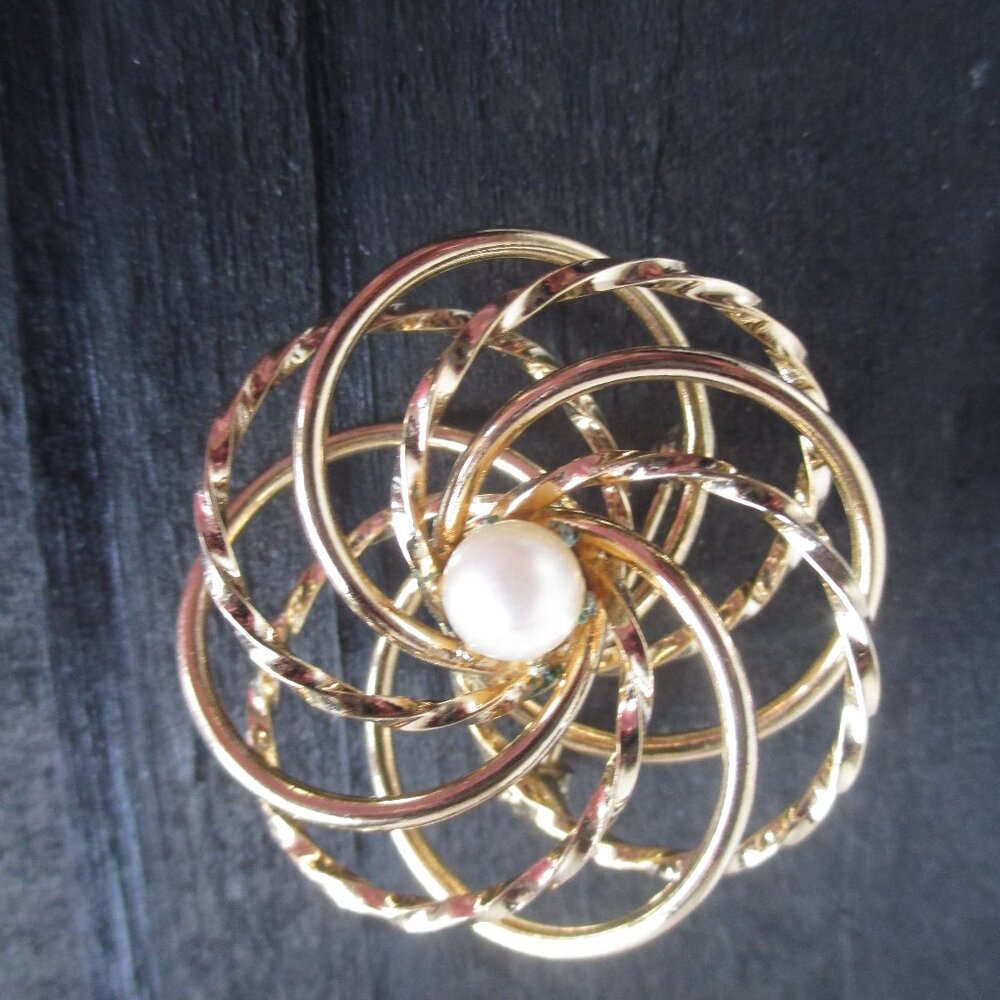 Infinity Swirl Gold Tone Brooch/Pin